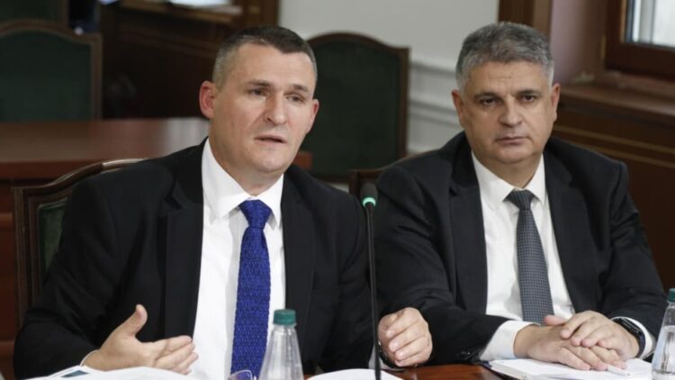 Dumani tregon momentet kur SPAK u rrethua nga protestuesit pro Veliajt: Ishte shfaqje e shëmtuar