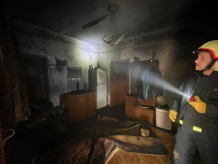 Zjarri në banesën e familjes Azizllari, “kujtohet” kryetari i Bashkisë do ju mbulojë shpenzimet