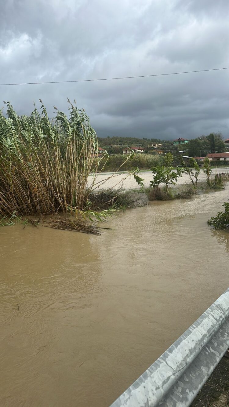 Reshjet e shiut përfshijnë Qarkun e Lezhës, rrezik për përmbytje nga lumi Gjadër