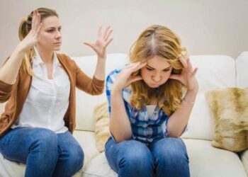 Si të kuptosh dhe mbështesësh adoleshentët: Këshilla nga ekspertët për prindërit