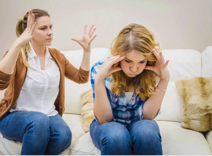 Si të kuptosh dhe mbështesësh adoleshentët: Këshilla nga ekspertët për prindërit