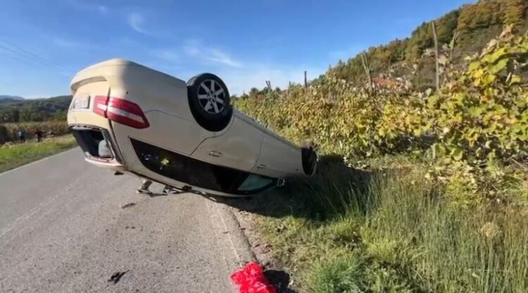 Makina del nga rruga në aksin Klos-Burrel, lëndohen dy vajza