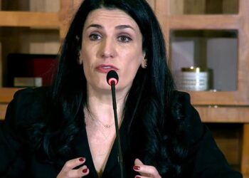 Pas presioneve nga BE, qeveria rrit taksat për peshkaqenët e tenderave të AKSHI-t