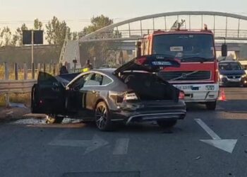 Aksident në autostradën Milot–Mamurras, përplaset makinë me autobus – dy të plagosur