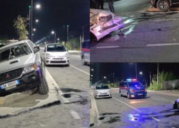 Përplasen dy makina në Fier, njëra përfundon në kanal, dy të plagosur