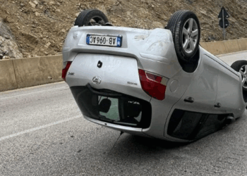 Aksident në aksin Sarandë–Skërficë, përmbyset makina