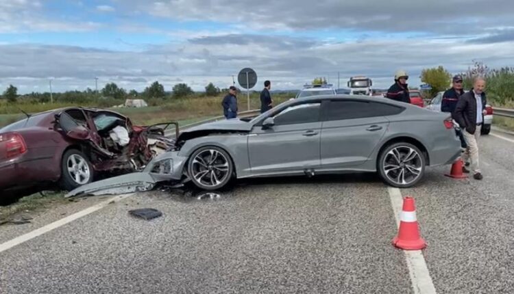 Aksident në aksin Lushnjë-Berat, tre të plagosur rëndë pas përplasjes së dy automjeteve