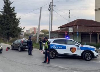 Makina përplas motomjetin në aksin Fier-Levan, mbetet i plagosur drejtuesi