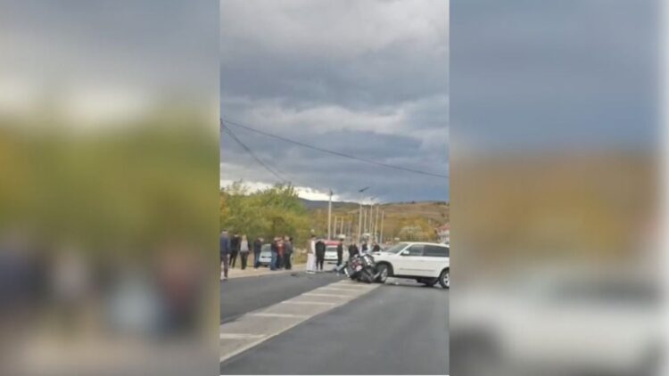 Aksident në Pogradec/ Makina përplas motorin me targa të huaja, plagoset drejtuesi i motomjetit