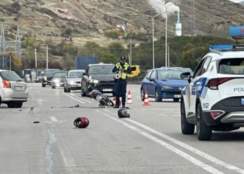 Aksident në aksin Korçë-Pogradec/ Makina përplas motorin, plagoset çifti i bashkëshortëve