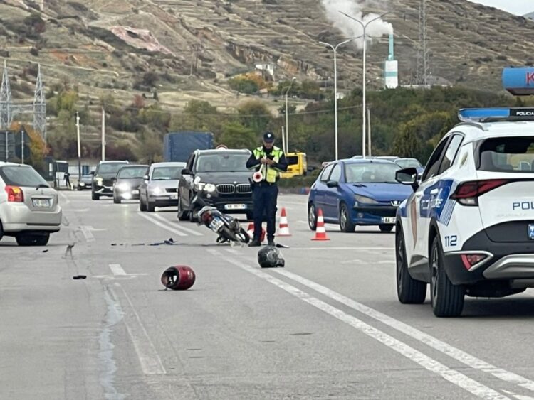 Aksident në aksin Korçë-Pogradec/ Makina përplas motorin, plagoset çifti i bashkëshortëve
