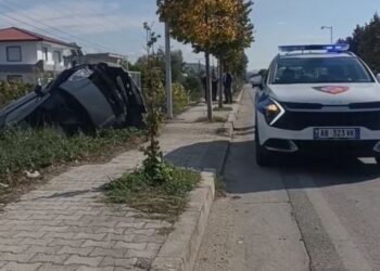 Aksident në rrugën Lushnje-Berat, shoferi gjendet në kanal i plagosur