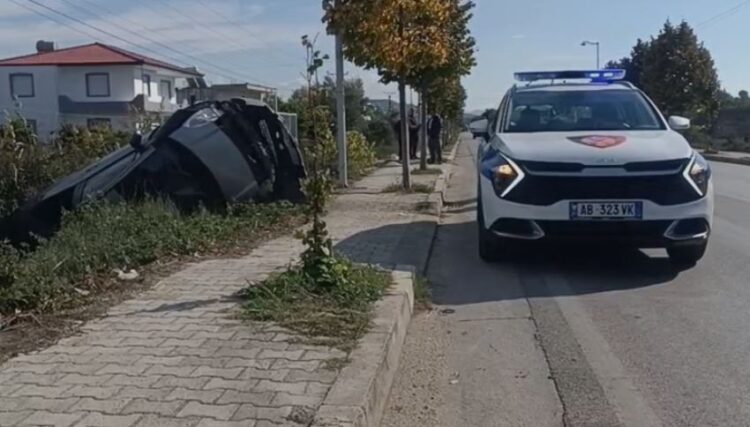 Aksident në rrugën Lushnje-Berat, shoferi gjendet në kanal i plagosur