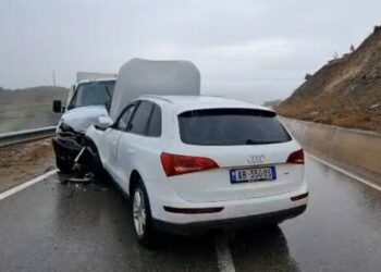 Përplasen dy makina në aksin Kukës-Krume, tre persona të plagosur