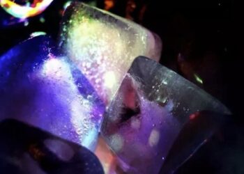 Akulli që sfidon logjikën: Ngurtësohet në temperaturë dhome!