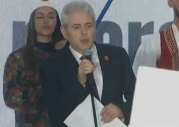 Ali Ahmeti në protestën në Tiranë: Sot jemi të gjithë UÇK, drejtësia nuk mund të ndëshkojë çlirimtarët