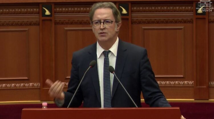 “Ju jeni me horrin dhe oligarkun”, Alizoti: Po vidhni ilaçet e fëmijëve dhe të sëmurëve me kancer