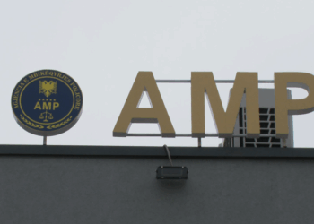 Polici i dehur në timon, përplas një makinë, dërgohet në spital drejtuesja