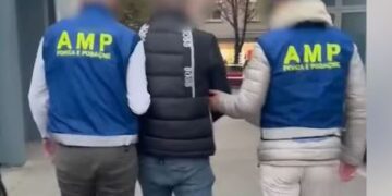 U filmua duke marrë ryshfet, arrestohet inspektori i policisë në Rinas