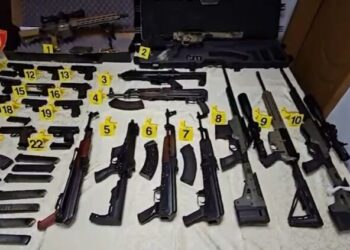 Sa për të furnizuar një ushtri! Zbulohet furgoni me armatim në qendër të Tiranës (Video)