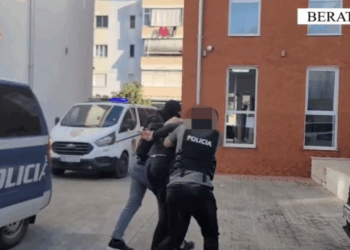 I gjenden 9 kg drogë dhe municion luftarak në banesë, arrestohet 27-vjeçari nga Vlora