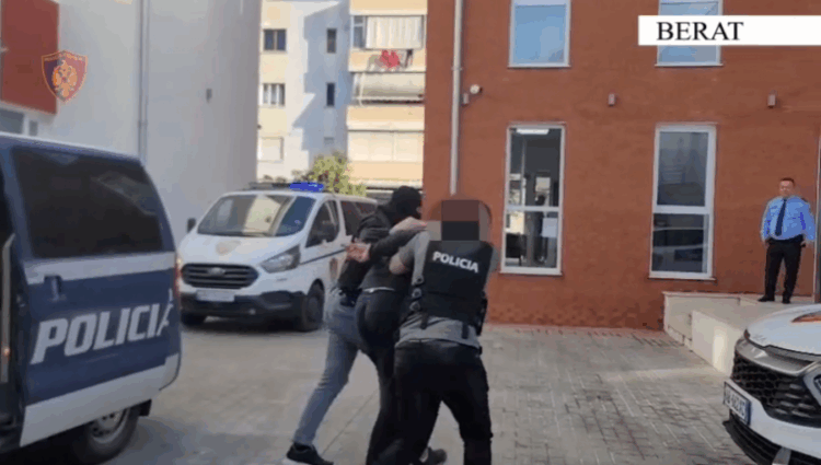 I gjenden 9 kg drogë dhe municion luftarak në banesë, arrestohet 27-vjeçari nga Vlora