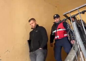 Kërcënoi gjyqtarët për dënimin e nipit vrasës, momenti kur ndalohet nga policia Gjovalin Shkëmbi (VIDEO)