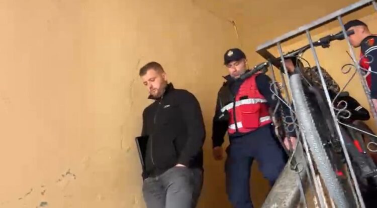 Kërcënoi gjyqtarët për dënimin e nipit vrasës, momenti kur ndalohet nga policia Gjovalin Shkëmbi (VIDEO)