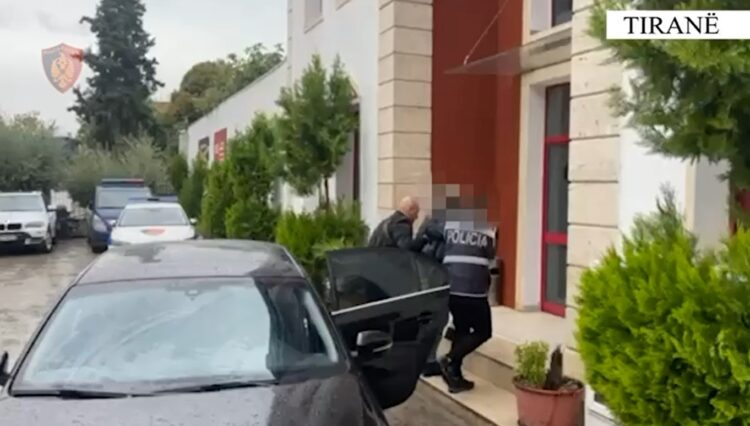 Tiranë/Finalizohet operacioni “Skajet”, kapen dy të dënuar për armëmbajtje pa leje dhe dhunë
