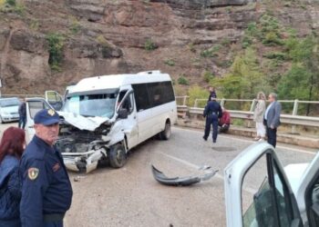 Aksident në Elbasan-Përrenjas/ Makinat përplasen ‘kokë më kokë’, plagosen shoferët