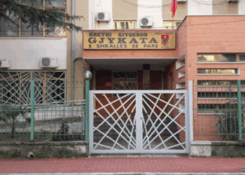 Iu shty seanca gjyqësore, i moshuari kanos kryesekretaren e Gjykatës së Fierit