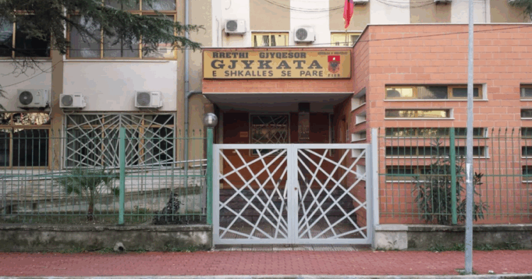 Iu shty seanca gjyqësore, i moshuari kanos kryesekretaren e Gjykatës së Fierit