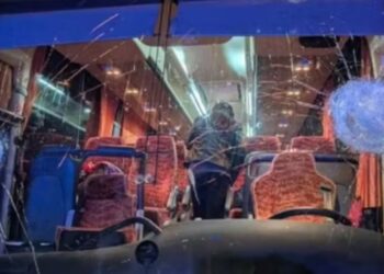 Autobusi që transportonte tifozët e ekipit italian qëllohet me gurë, humb jetën shoferi