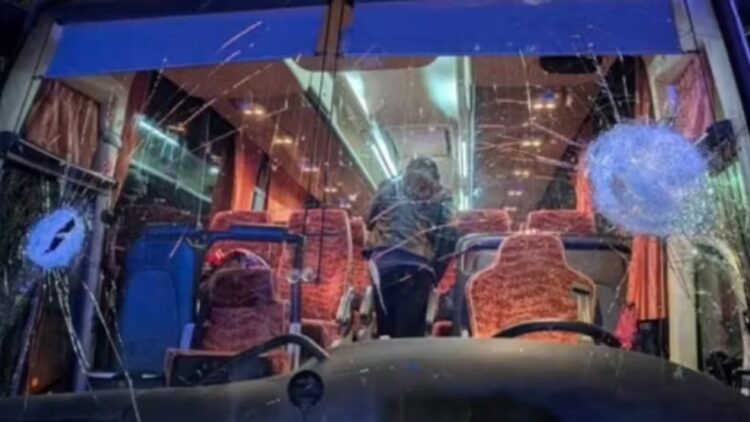 Autobusi që transportonte tifozët e ekipit italian qëllohet me gurë, humb jetën shoferi