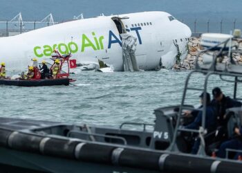 Aksident ajror/ Avioni rrëshqet nga pista dhe përfundon në det, dy persona humbin jetën