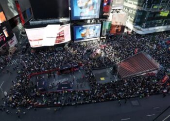 “No Kings”/ Nis tubimi i parë kundër Trump, mijëra protestues mbushin sheshin në New York