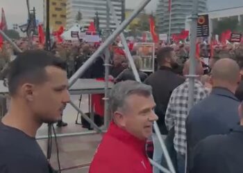 (VIDEO) Djali i Hashim Thaçit, Endrit Thaçi, në protestën në Tiranë në mbështetje të UÇK-së, e shoqëron Taulant Balla