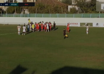 VIDEO/ Plas grushti në Kastrioti-Skënderbeu, gjyqtari i nxjerr me të kuqe