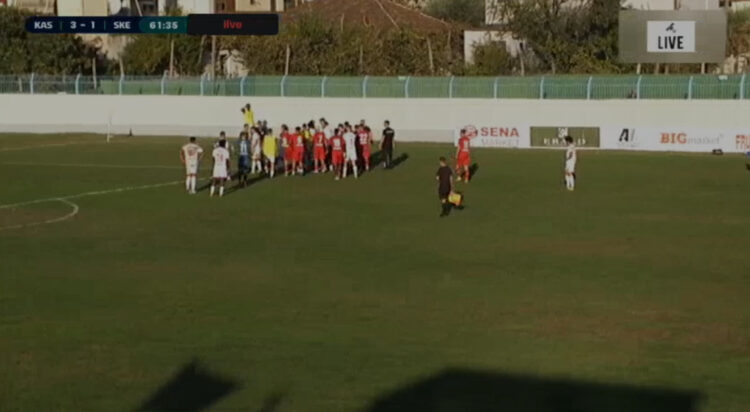 VIDEO/ Plas grushti në Kastrioti-Skënderbeu, gjyqtari i nxjerr me të kuqe