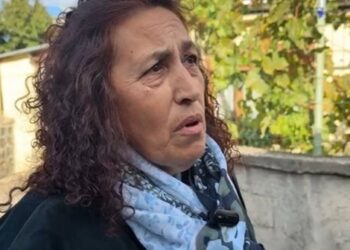 (VIDEO)“Vajza u hodh nga dritarja, nënë e bir nuk dolën dot”, fqinja rrëfen tmerrin e zjarrit në Maliq