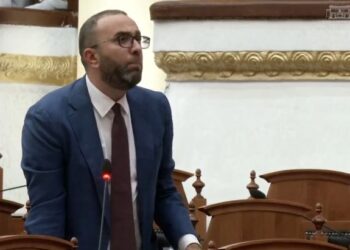 Përjashtohet nga seanca, Gazment Bardhi refuzon të largohet – Kuvendi ndërpret punimet