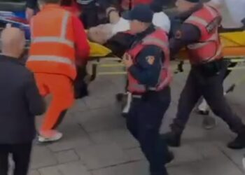 (VIDEO) Pamjet e rënda/ Momenti kur gjyqtari Astrit Kalaja transportohet drejt spitalit, tre plumbat rezultojnë fatalë