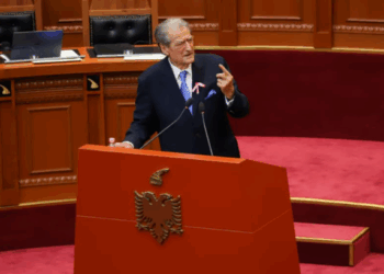 Berisha: Paratë e drogës futen në Shqipëri me avion të posaçëm dhe nëndetëse