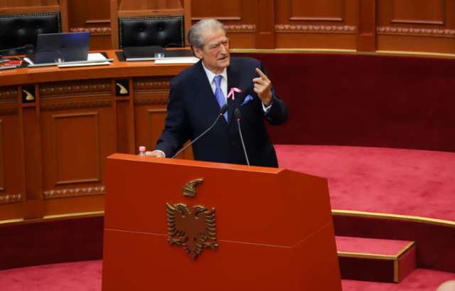 Berisha: Paratë e drogës futen në Shqipëri me avion të posaçëm dhe nëndetëse