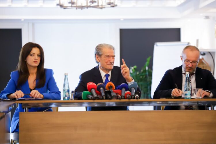 “Raporti më thelbësor është ai me zgjedhësit”, Berisha me deputetët e rinj: Mos i shkëpusni kurrë lidhjet me ta