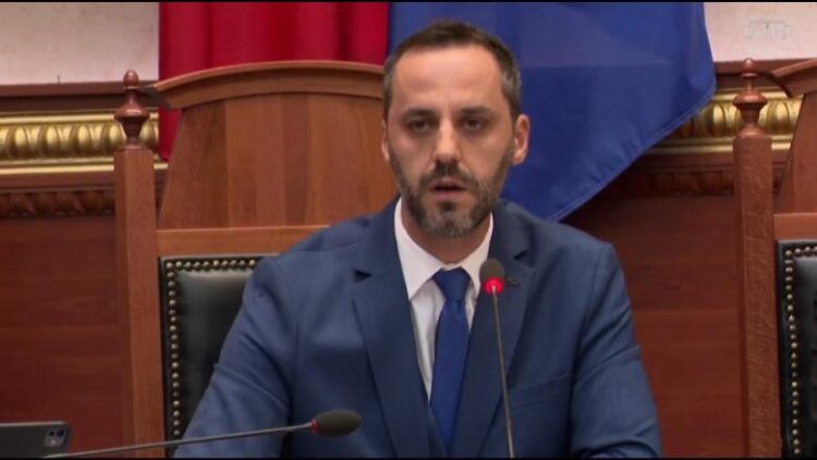 Vrasja e gjyqtarit Astrit Kalaja në sallën e gjyqit, ministri Lamallari: Fajin e ka Saliu!