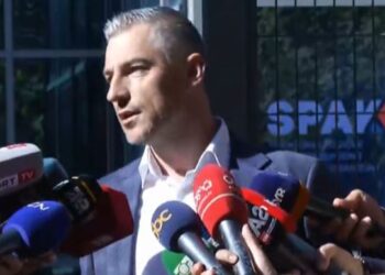 Nallbati ironizon pas daljes nga SPAK: Erdha të sigurohem që Belinda Balluku të jetë e qetë