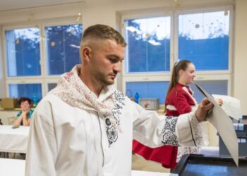 Çekët votojnë në ditën e dytë të zgjedhjeve që pritet t’i fitojë Babishi