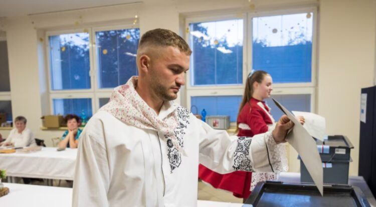 Çekët votojnë në ditën e dytë të zgjedhjeve që pritet t’i fitojë Babishi