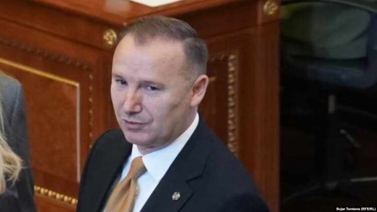 “Po rren, mos rrej!” — deputeti Armend Zemajt godet me grushte qytetarit në mes të Prishtinës